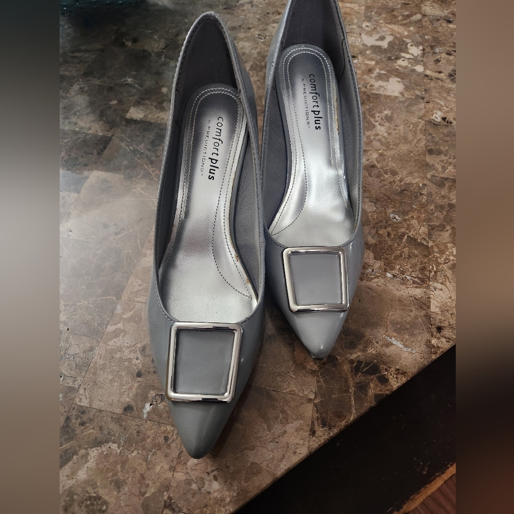 Patent Grey dress shoe, size women's 7